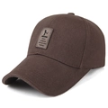 Berretto da baseball in cotone marrone scuro con visiera lunga e toppa in pelle su bianco - Regolabile / Marrone