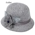 Sombrero cloché de lino gris para mujer con detalle floral y textura tejida elegante - M (56-58cm) / Gris (Flor Pequeña)
