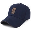 Dettaglio del cappello da baseball in cotone blu scuro con toppa logo in pelle - Regolabile / Blu Notte