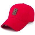 Dettaglio del cappellino da baseball rosso in cotone con toppa in pelle marrone - Regolabile / Rosso