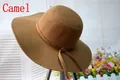 Detalle de un sombrero de fieltro de lana color camello con ala ancha y cinta delgada - Camel