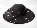 Chapeau élégant en laine noire à bord large pour femme avec perles blanches et ruban chic - Noir