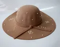 Detailansicht des kamelfarbenen Wollhuts mit eleganten weißen Perlenverzierungen - Camel