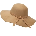 Détail de la texture en feutre de laine et ruban fin sur un chapeau élégant à large bord - S (54cm) (Enfant) / Camel