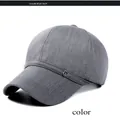 Dettaglio del berretto da baseball grigio scuro con tessuto strutturato e logo in metallo - M (56-58cm) / Grigio Scuro (Placca in Metallo)