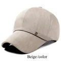 Dettaglio del cappello beige estivo con trama fine e logo a scudo metallico nero - M (56-58cm) / Beige (Placca in Metallo)