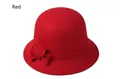 Vue de face d'un chapeau cloche rouge en laine pour femmes avec un nœud latéral chic - M / Rouge