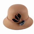 Elegante sombrero cloche de fieltro camello para mujer con textura de lana y pompón decorativo - M / Camel