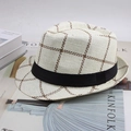 Détail d'un chapeau de paille d'été avec motif à carreaux sur un magazine chic - Taille Unique 58cm / Grand Carreaux Beige Clair