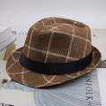 Vue de dessus d'un chapeau de paille marron à carreaux avec ruban en tissu noir élégant - Taille Unique 58cm / Grand Carreaux Café