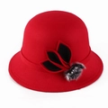 Elegante sombrero de fieltro de lana roja con adorno de hoja negra y pompón para mujer - M / Rojo