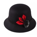 Elegante sombrero cloche de lana negra para mujer con pétalos rojos y detalle de pompón gris - M / Negro
