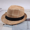 Détail de la texture tissée à carreaux et du ruban noir sur ce chapeau de paille d'été - Taille Unique 58cm / Grand Carreaux Camel
