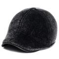 Vue détaillée d'une casquette d'hiver en fausse fourrure avec bord de visière en cuir - Grand (60cm) / Fausse Fourrure de Vison Grise
