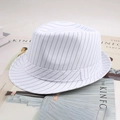 Détail d'un chapeau fedora blanc à rayures noires avec une texture en tissu - Taille Unique 58cm / Rayure Verticale Blanche