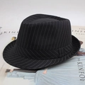 Gros plan d'un chapeau fedora noir à fines rayures posé sur des magazines de mode chic - Taille Unique 58cm / Rayure Verticale Noire