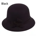 Chapeau cloche élégant en laine noire pour femme avec nœud classique sur fond blanc - M / Noir