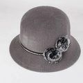 Détail d'un chapeau cloche d'hiver gris en fausse fourrure avec pompons et ruban tissé - Deux Pompons / Gris
