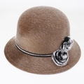 Chapeau cloche en fausse fourrure marron foncé pour femme avec ruban et pompons décoratifs - Deux Pompons / Kaki