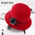 Détail d'un chapeau cloche d'hiver rouge en imitation vison avec pompon et ruban décoratif - Un Pompon / Rouge