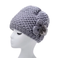 Gorro de invierno de punto grueso gris para mujer con flor hecha a mano y detalle de pompón - Elástico / Gris