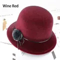 Détail du chapeau cloche bordeaux en fausse fourrure avec nœud noir et pompon élégant - Un Pompon / Fuchsia
