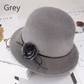 Détail du chapeau cloche d'hiver gris avec pompon en fourrure et ruban cuir - Un Pompon / Gris