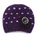 Berretto invernale in maglia viola scuro con pois jacquard e decorazione floreale all'uncinetto - Taglia unica / Viola
