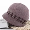 Détail d'un bonnet en tricot kaki avec motif jacquard d'étoiles et texture douce en lapin - Pied-de-poule Kaki