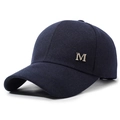 Dettaglio della trama di lana e del logo M in metallo argento sul cappello invernale blu notte - Regolabile / Stile Logo M / Blu navy