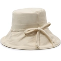 Vue détaillée du chapeau bob en toile crème avec un élégant nœud papillon décoratif - Ajustable 57-58cm / Beige