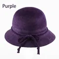 Dettaglio ravvicinato di un cappello a secchiello viola in maglia con fiocco decorativo - Regolabile 57-58cm / Viola