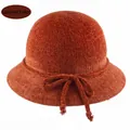 Vue détaillée d'un chapeau cloche en tricot caramel avec texture pelucheuse et nœud - Ajustable 57-58cm / Couleur caramel
