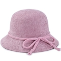 Dettaglio del cappello a secchiello in maglia rosa con fiocco decorativo in ciniglia - Regolabile 57-58cm / Rosa