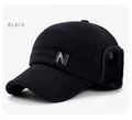 Detail der Winter-Baseballkappe mit Ohrenklappen aus schwarzem Wollstoff und N-Logo - Schwarz