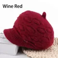 Détail du bonnet en tricot bordeaux avec texture en fourrure de lapin et torsades - Rouge Vin Pointu