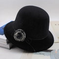 Chapeau cloche noir en fausse fourrure de vison avec pompon rayé et cordon en cuir - Un Pompon / Noir