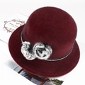 Chapeau cloche d'hiver bordeaux en fausse fourrure avec pompons léopard et ruban tissé - Deux Pompons / Fuchsia