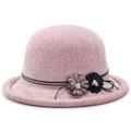 Dettaglio cappello a secchiello rosa chiaro con fiori in tessuto e trama a righe - Stile Fiore Bordo Arrotolato-Rosa