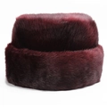 Détail d'un bonnet en fausse fourrure bordeaux avec une texture épaisse et brillante - Rouge Brique (Toque Cosaque)