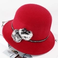 Chapeau cloche d'hiver en fausse fourrure rouge avec pompons et ruban tressé - Deux Pompons / Rouge