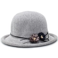 Dettaglio di un cappello lavorato a maglia grigio con fiori decorativi in tessuto 3D - Stile Fiore Bordo Arrotolato-Grigio