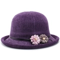 Dettaglio cappello a secchiello in maglia viola scuro con fiori e fascia nera fine - Stile Fiore Bordo Arrotolato-Viola