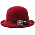 Dettaglio cappello cloche in maglia rosso vino con decori floreali e fascia in cuoio - Stile Fiore Bordo Arrotolato-Rosso