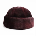 Detalle de gorro de piel sintética burdeos con orejeras gruesas para protección térmica - Rojo Ladrillo (Gorra de Seis Paneles)