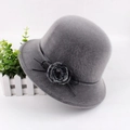 Detailansicht eines grauen Pelzhutes mit schwarzem Band und weicher Plüschblumen-Zierde - Mittel (57-58cm) / Grau mit Seilverzierung