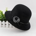 Detailaufnahme des schwarzen Wollfilzhutes mit Kunstfellbommel und Lederschleife - Mittel (57-58cm) / Schwarz mit Seilverzierung