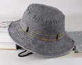 Dettaglio cappello da sole grigio chiaro con fori di ventilazione e cordino nero - Taglia unica / Grigio Chiaro (Profilo)