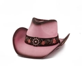 Dettaglio di un cappello da cowboy in paglia rosa con ricami floreali e disco di metallo retrò - Taglia unica / Rosa