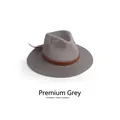 Détail d'un chapeau de soleil en maille grise avec bandeau en cuir marron et pompon élégant - Taille Unique 58cm / Gris Premium
